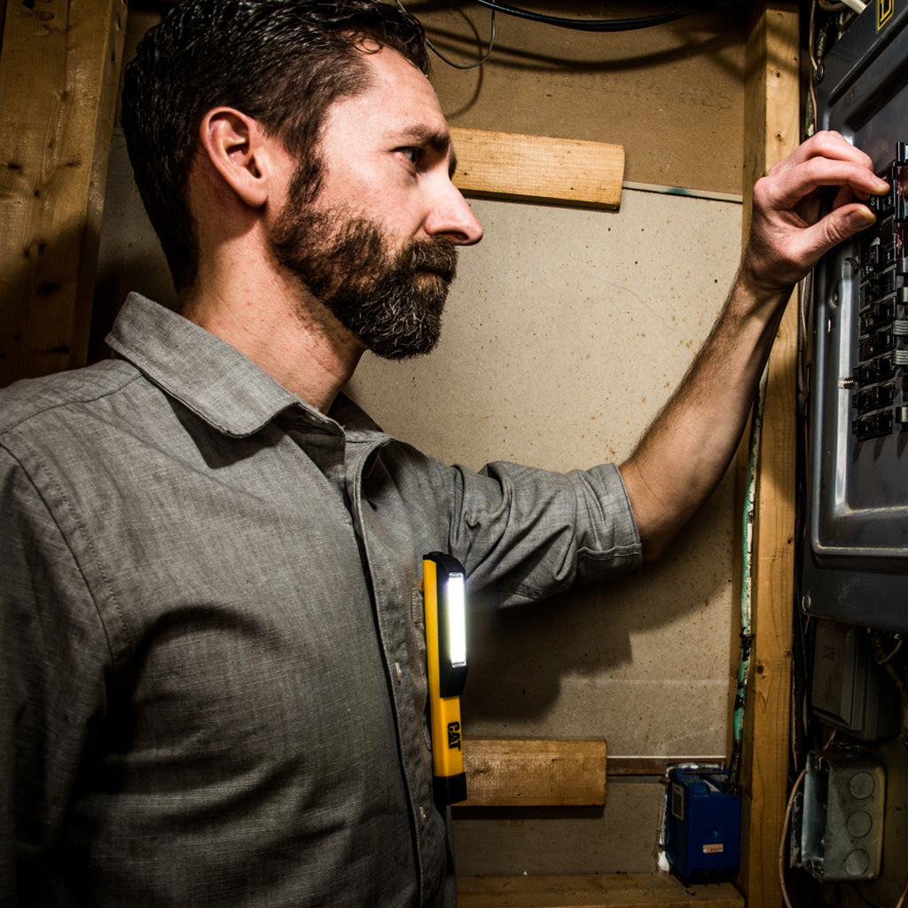 LINTERNA CON BASE MAGNÉTICA CAT CT1000 175 LM